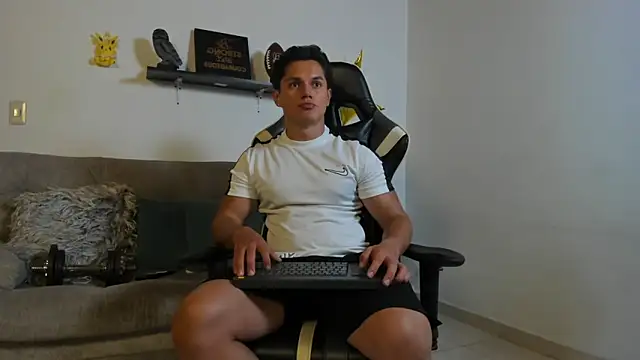 Snapshot of julian_wallace chatting on 11/14/25, 07:56 julian wallace online show from 11/14/25, 07:56