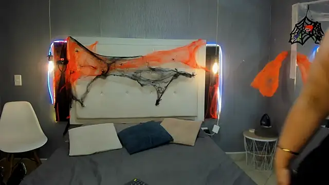 Snapshot of Clarigil chatting on 10/31/25, 09:05 Clarigil online show from 10/31/25, 09:05