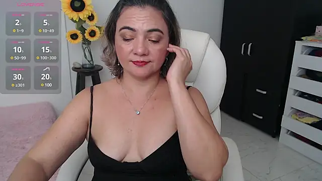 Snapshot of Chiraz_hasnaa chatting on 12/16/24, 12:15 Chiraz hasnaa online show from 12/16/24, 12:15