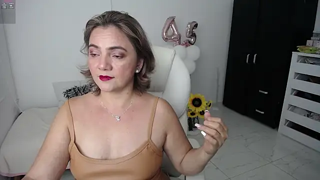 Snapshot of Chiraz_hasnaa chatting on 01/25/25, 10:39 Chiraz hasnaa online show from 01/25/25, 10:39