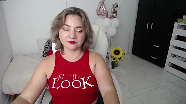 Snapshot of Chiraz_hasnaa chatting on 01/27/25, 02:10 Chiraz hasnaa online show from 01/27/25, 02:10