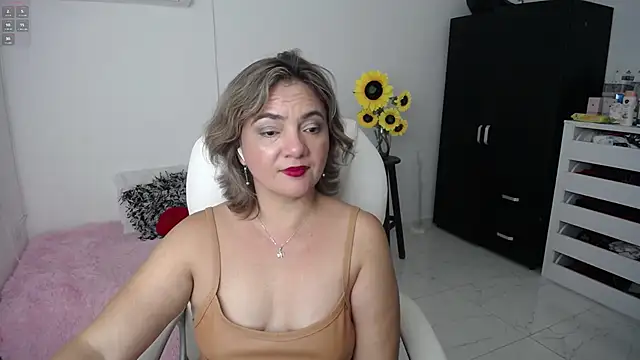 Snapshot of Chiraz_hasnaa chatting on 02/13/25, 01:19 Chiraz hasnaa online show from 02/13/25, 01:19