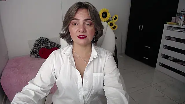 Snapshot of Chiraz_hasnaa chatting on 02/14/25, 10:36 Chiraz hasnaa online show from 02/14/25, 10:36