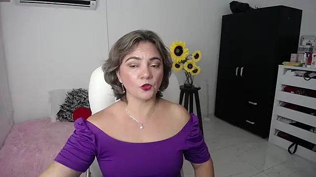 Snapshot of Chiraz_hasnaa chatting on 02/18/25, 01:43 Chiraz hasnaa online show from 02/18/25, 01:43