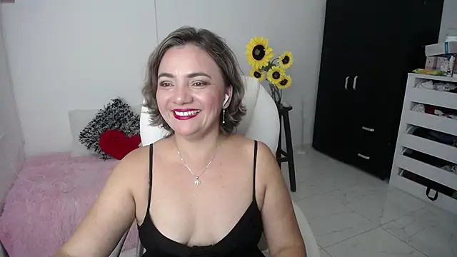 Snapshot of Chiraz_hasnaa chatting on 02/21/25, 10:48 Chiraz hasnaa online show from 02/21/25, 10:48