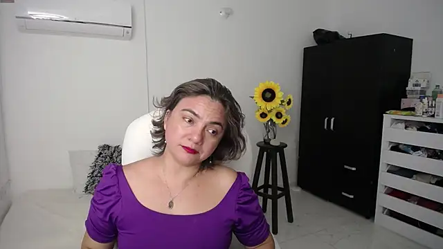 Snapshot of Chiraz_hasnaa chatting on 03/07/25, 09:17 Chiraz hasnaa online show from 03/07/25, 09:17