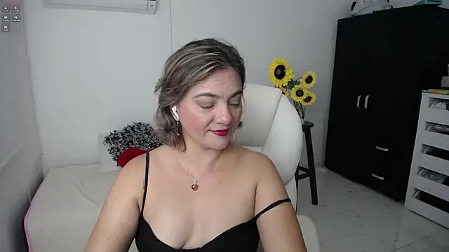 Snapshot of Chiraz_hasnaa chatting on 03/14/25, 01:24 Chiraz hasnaa online show from 03/14/25, 01:24