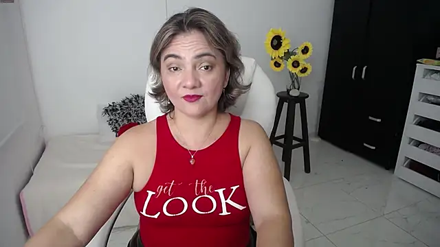 Snapshot of Chiraz_hasnaa chatting on 03/14/25, 10:16 Chiraz hasnaa online show from 03/14/25, 10:16