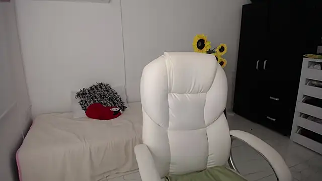 Snapshot of Chiraz_hasnaa chatting on 03/15/25, 01:19 Chiraz hasnaa online show from 03/15/25, 01:19