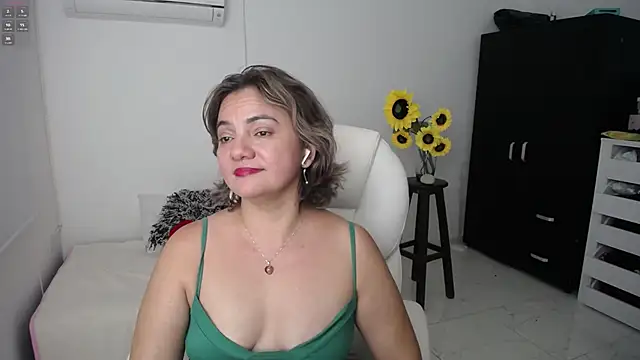 Snapshot of Chiraz_hasnaa chatting on 03/15/25, 09:49 Chiraz hasnaa online show from 03/15/25, 09:49