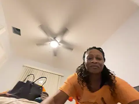 Snapshot of wynterheat chatting on 02/19/25, 02:33 wynterheat online show from 02/19/25, 02:33