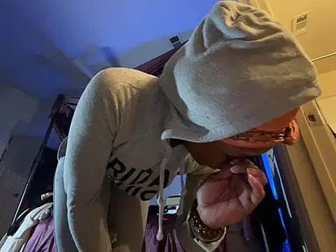 Snapshot of wynterheat chatting on 03/18/25, 07:30 wynterheat online show from 03/18/25, 07:30