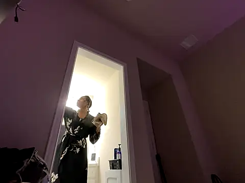 Snapshot of wynterheat chatting on 09/10/25, 05:40 wynterheat online show from 09/10/25, 05:40