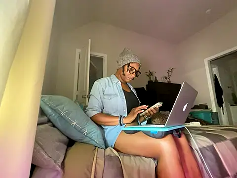 Snapshot of wynterheat chatting on 09/10/25, 08:53 wynterheat online show from 09/10/25, 08:53