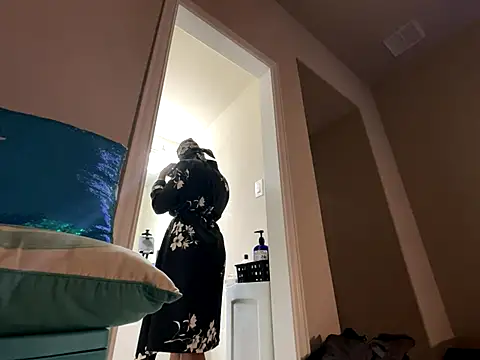 Snapshot of wynterheat chatting on 10/19/25, 01:17 wynterheat online show from 10/19/25, 01:17