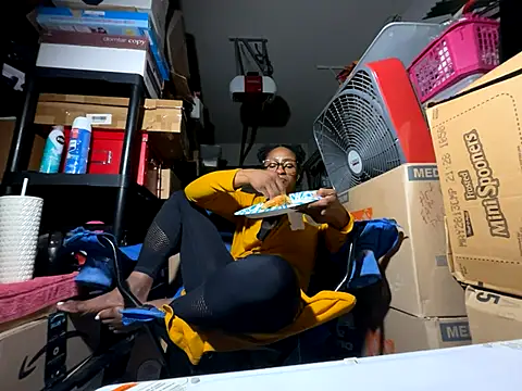 Snapshot of wynterheat chatting on 10/27/25, 09:24 wynterheat online show from 10/27/25, 09:24