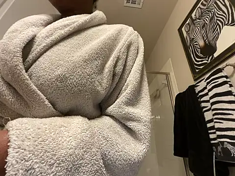 Snapshot of wynterheat chatting on 11/09/25, 01:42 wynterheat online show from 11/09/25, 01:42