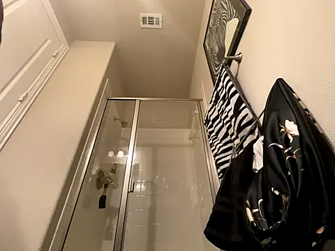 Snapshot of wynterheat chatting on 12/15/25, 04:00 wynterheat online show from 12/15/25, 04:00