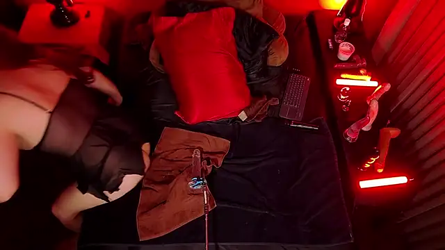 Snapshot of jennStarCD chatting on 12/22/24, 08:58 jennStarCD online show from 12/22/24, 08:58