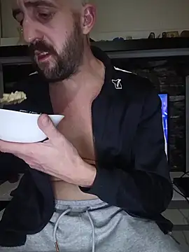 Snapshot of GrofLicno chatting on 02/19/26, 08:49 GrofLicno online show from 02/19/26, 08:49