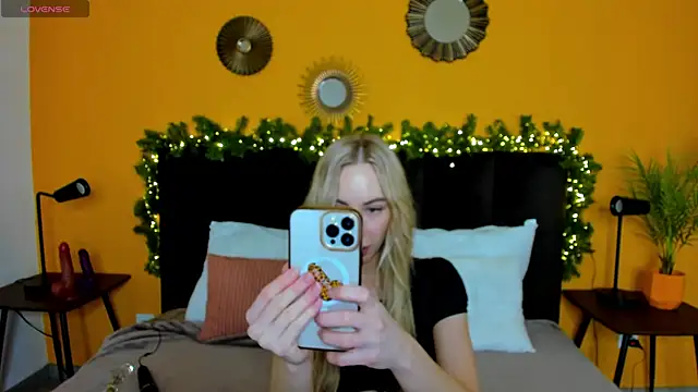 Snapshot of Diana_Garrett chatting on 12/14/24, 08:45 Diana Garrett online show from 12/14/24, 08:45