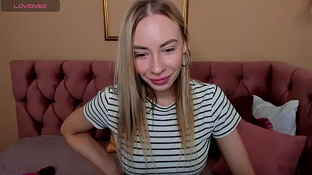 Snapshot of Diana_Garrett chatting on 03/23/25, 01:31 Diana Garrett online show from 03/23/25, 01:31