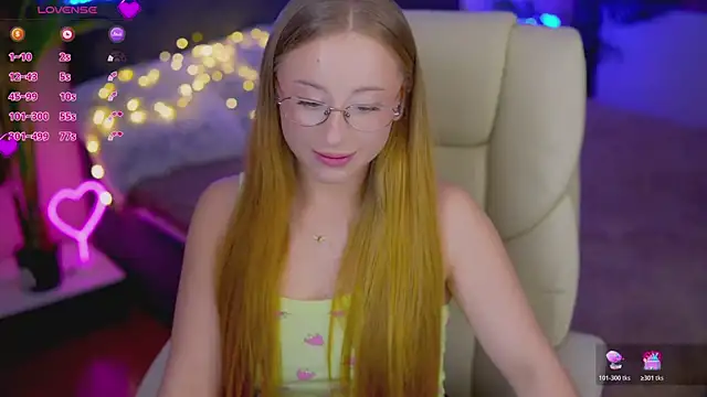 Snapshot of SilverrMoon chatting on 10/20/25, 07:36 SilverrMoon online show from 10/20/25, 07:36