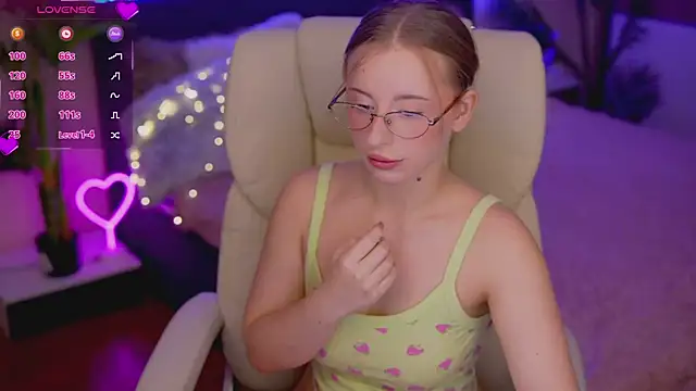 Snapshot of SilverrMoon chatting on 11/29/25, 01:58 SilverrMoon online show from 11/29/25, 01:58