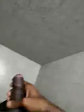 Snapshot of biggest_lund_ chatting on 12/30/24, 03:03 biggest lund online show from 12/30/24, 03:03