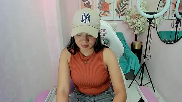 Snapshot of Zafiro_t18 chatting on 12/13/24, 10:13 Zafiro t18 online show from 12/13/24, 10:13