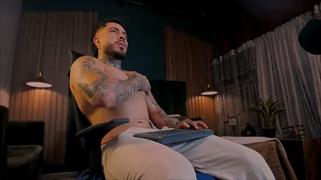 Snapshot of LeoSalvatore_ chatting on 01/30/25, 03:44 LeoSalvatore online show from 01/30/25, 03:44