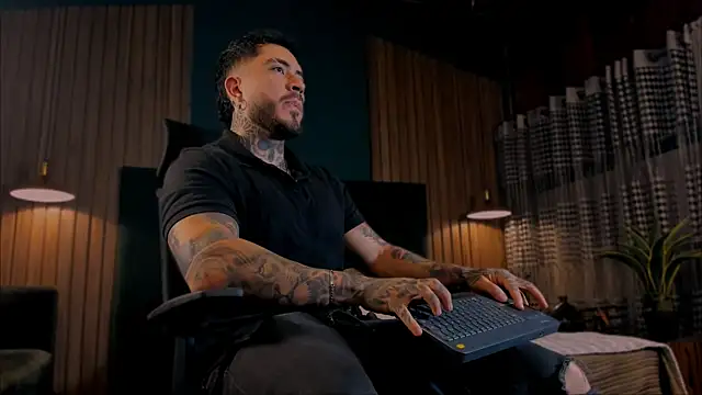 Snapshot of LeoSalvatore_ chatting on 02/04/25, 04:05 LeoSalvatore online show from 02/04/25, 04:05