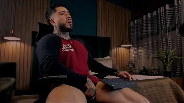 Snapshot of LeoSalvatore_ chatting on 02/08/25, 03:30 LeoSalvatore online show from 02/08/25, 03:30