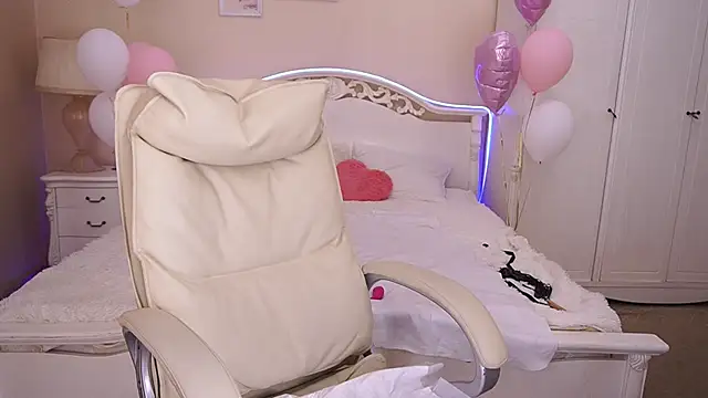 Snapshot of KiraRoxx chatting on 02/19/25, 08:10 KiraRoxx online show from 02/19/25, 08:10