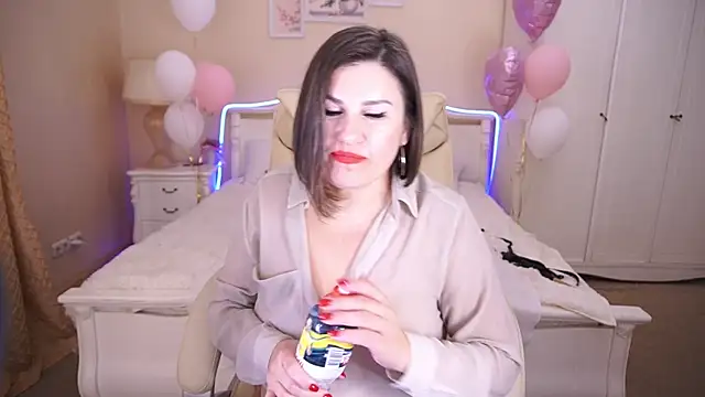 Snapshot of KiraRoxx chatting on 02/19/25, 11:14 KiraRoxx online show from 02/19/25, 11:14