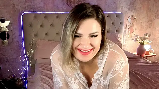 Snapshot of KiraRoxx chatting on 12/02/25, 10:53 KiraRoxx online show from 12/02/25, 10:53