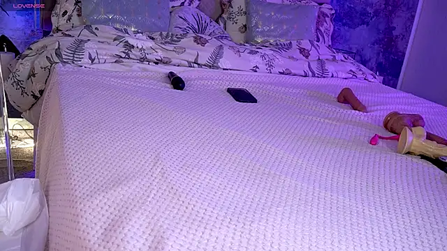 KiraRoxx online show from 04/21/26, 01:42