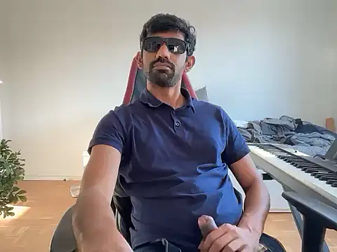 Snapshot of dominanthubby chatting on 04/25/26, 04:37 dominanthubby online show from 04/25/26, 04:37