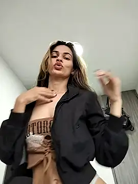 Snapshot of cuteluci_ chatting on 02/17/25, 11:34 cuteluci online show from 02/17/25, 11:34