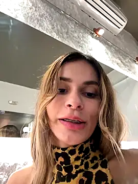 Snapshot of cuteluci_ chatting on 10/11/25, 10:52 cuteluci online show from 10/11/25, 10:52