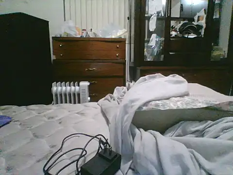 Snapshot of Emilylyn2501 chatting on 11/11/25, 02:44 Emilylyn2501 online show from 11/11/25, 02:44