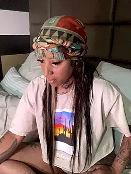 CrownedNyaries online show from 12/04/24, 08:07