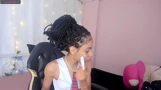 Snapshot of Abigail_Wilson_ chatting on 12/21/24, 08:21 Abigail Wilson online show from 12/21/24, 08:21