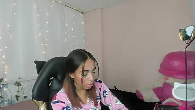 Snapshot of Abigail_Wilson_ chatting on 02/05/25, 08:46 Abigail Wilson online show from 02/05/25, 08:46