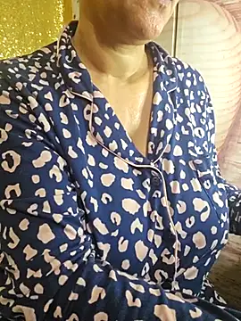 Snapshot of Foxlady2271 chatting on 02/14/25, 08:21 Foxlady2271 online show from 02/14/25, 08:21