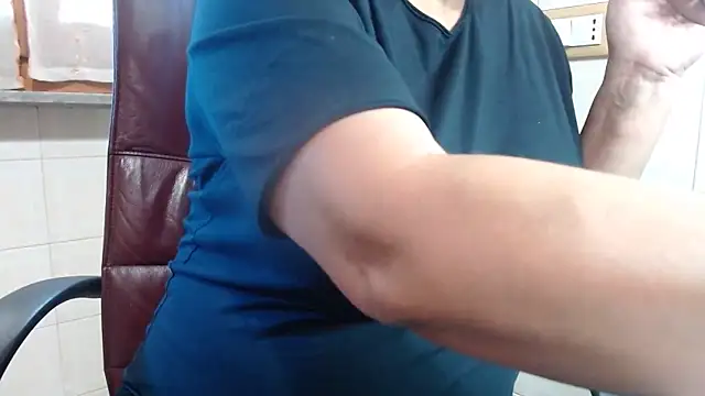 Snapshot of Foxlady2271 chatting on 10/28/25, 12:19 Foxlady2271 online show from 10/28/25, 12:19