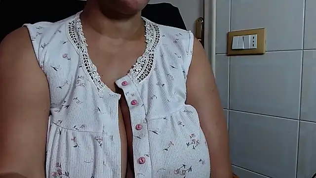 Snapshot of Foxlady2271 chatting on 06/11/26, 11:25 Foxlady2271 online show from 06/11/26, 11:25