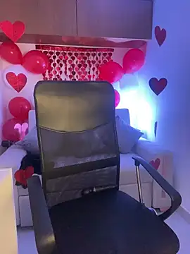 maddy bronw  online show from 02/07/25, 03:01