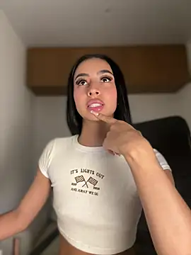 maddy bronw  online show from 02/23/25, 03:56