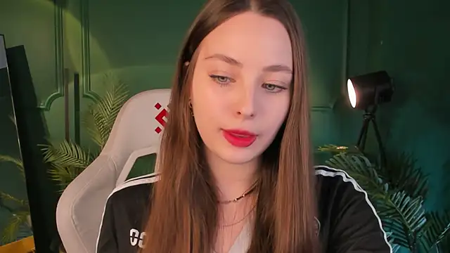 Snapshot of MoonLissa chatting on 12/16/24, 01:43 MoonLissa online show from 12/16/24, 01:43